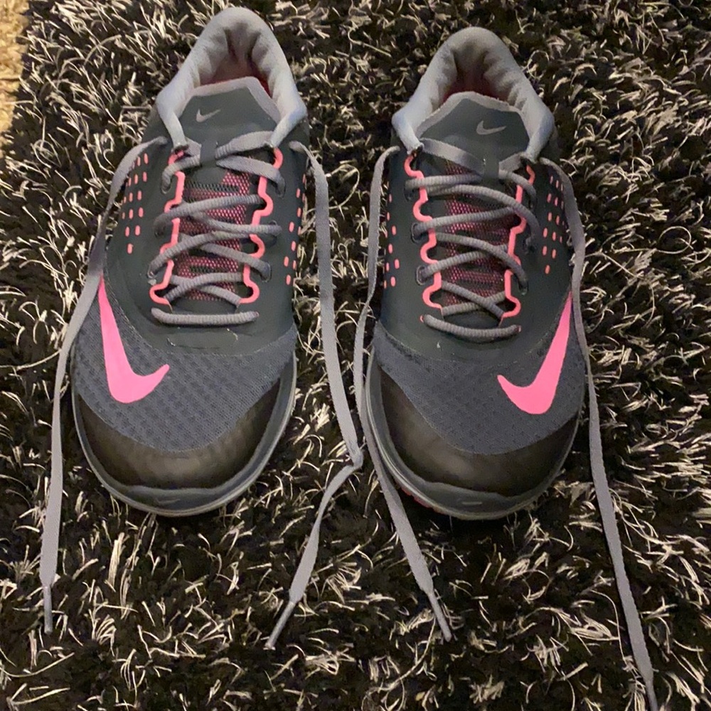 Women’s Nike tennis shoes